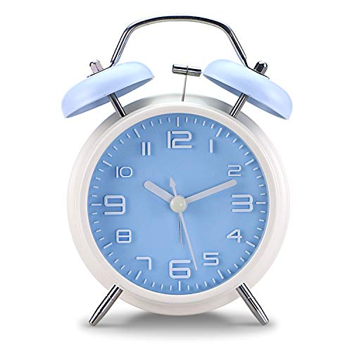 PILIFE Reloj despertador analógico con luz de fondo, funciona con pilas, redondo y fuerte, doble campana, color azul y blanco