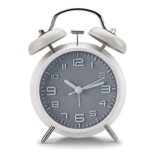 PILIFE Reloj despertador analógico de 12,7 cm, con luz de fondo, funciona con pilas, redondo y fuerte, doble campana, color blanco y gris