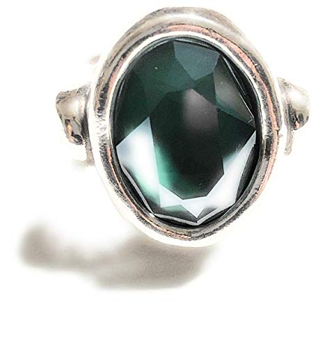 Sencillo y original anillo bañado en plata, compuesto por un cristal de forma ovalada de SWAROVSKI® en color Royal Green mate. Una joya inspirada en los tesoros aztecas y que dará un toque de color