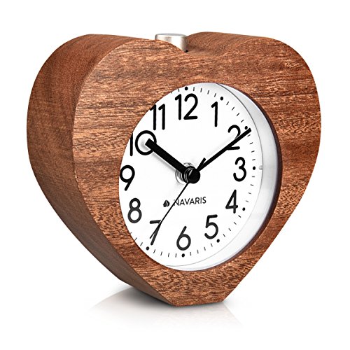 Navaris Reloj Despertador de Madera con función Snooze - Reloj Retro analógico con diseño de corazón - Reloj silencioso con luz en marrón Oscuro