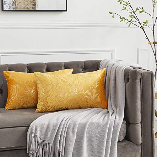 OMMATO Juego de 2 fundas de cojín rectangulares de color amarillo con hojas doradas decorativas de terciopelo para sofá, sala de estar de 30 cm x 50 cm