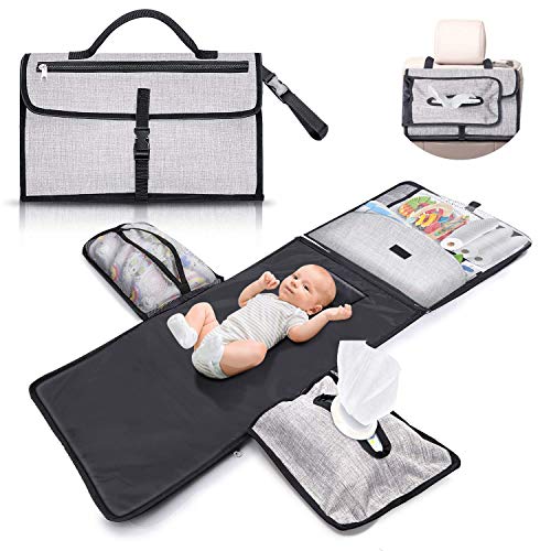 Cambiador de bebé portátil e impermeable XL - Este cambiador de pañales es un bolso desmontable compuesto por 6 bolsillos junto un dispensador de toallitas y un cómodo cojín para la cabeza del bebé.