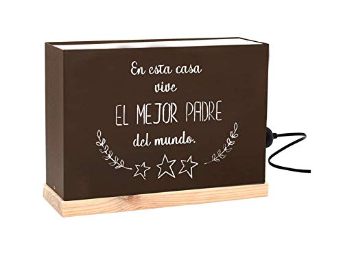 60watios.com | Lampara Decorativa de Metal y Madera Natural con Mensajes Personalizados | Caja con Letras Luminosas para Salón | Lampara Dormitorio ( EN ESTA CASA VIVE EL MEJOR PADRE DEL MUNDO )