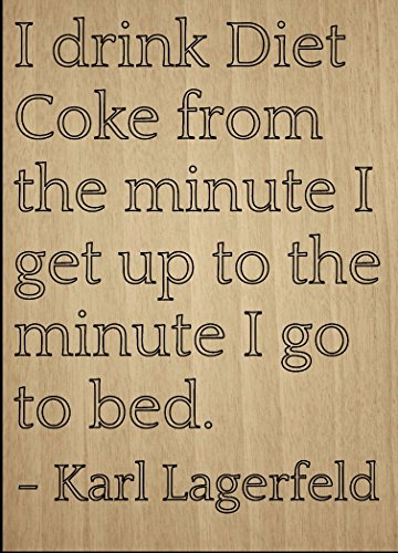 "I beber Coca Cola de la minuto I Get..." cita por Karl Lagerfeld, grabada con láser en placa de madera – tamaño: 8 "x10"