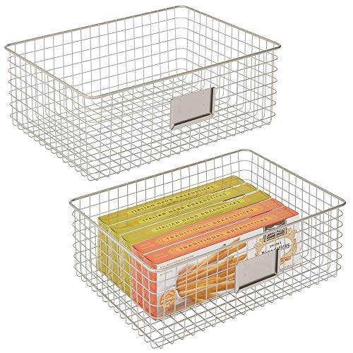 mDesign Juego de 2 cajas multiusos de metal – Caja organizadora con espacio para poner etiqueta para cocina, despensa, etc. – Cesta de almacenaje de alambre, compacta y universal – plateado mate