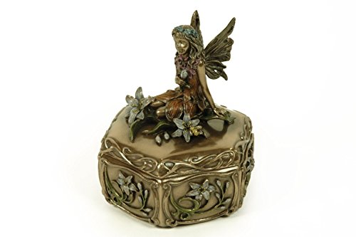 CAPRILO Joyero con Forma de Cajita con Hada en la Parte Superior. Figuras Resina. 10 Ø x 12 cm. CAPRILO Joyero con Forma de Cajita con Hada en la Parte Superior. Figuras Resina. 10 Ø x 12 cm.