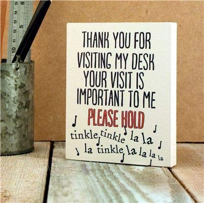 Letrero humorístico para escritorio con texto en inglés "Thank you for visiting my desk..."Put you on hold".