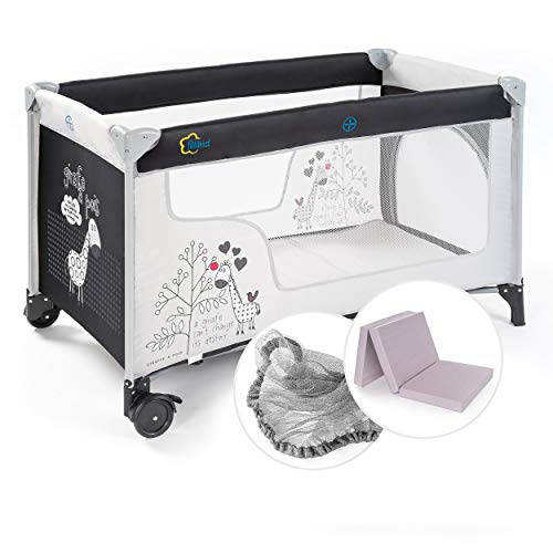 Fillikid Cuna de Viaje con colchón para Bebé de 0 a 3 Años - Cuna Viaje Plegable 120x60 con Bolsa de Transporte, Mosquitera, Ruedas, Entrada Lateral - Jirafa blanco/negro Fillikid Cuna de Viaje con colchón para Bebé de 0 a 3 Años - Cuna Viaje Plegable 120x60 con Bolsa de Transporte, Mosquitera, Ruedas, Entrada Lateral - Jirafa blanco/negro