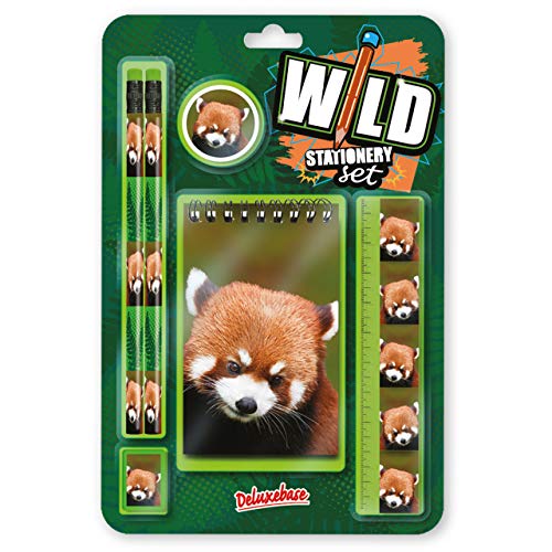 Wild Stationery Set - Panda rojo de Deluxebase. Este divertido set de papelería para chicas y chicos incluye 2 lápices, goma de borrar, sacapuntas, regla y cuaderno