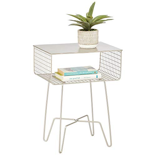 mDesign Mesita de noche vintage – Moderna mesa de metal resistente a la corrosión con repisa – Mesita auxiliar para dormitorio y salón de estilo casa de campo – plateado mate