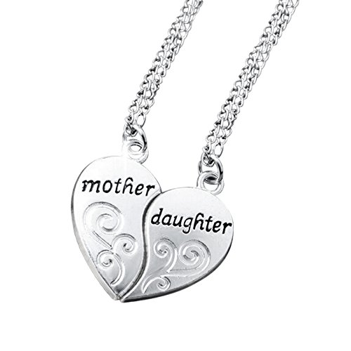 2 collares de mujer, de Hanessa; con colgantes para madre e hija, diseñados con forma de mitades de corazón con las inscripciones «Mother» (madre) y «Daughter» (hija).