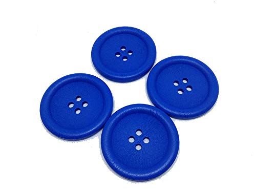 Grandes botones rústicos de color azul brillante se venden en paquetes de 40 mm aproximadamente, hechos de madera. Tienen cuatro agujeros. Grandes botones rústicos de color azul brillante se venden en paquetes de 40 mm aproximadamente, hechos de madera. Tienen cuatro agujeros.