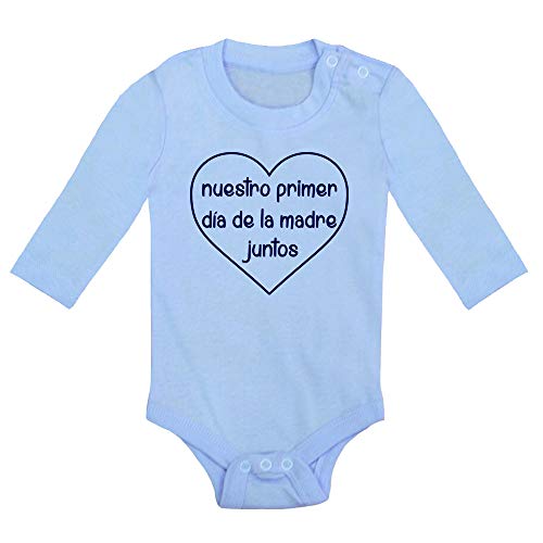 Body bebé Nuestro primer día de la madre. Regalo bebé. Regalos para bebés. Regalo día de la madre. Regalo divertido. Regalo original. Regalo mamá. Body bebé algodón. Manga larga. (Azul, 9 meses) Body bebé Nuestro primer día de la madre. Regalo bebé. Regalos para bebés. Regalo día de la madre. Regalo divertido. Regalo original. Regalo mamá. Body bebé algodón. Manga larga. (Azul, 9 meses)