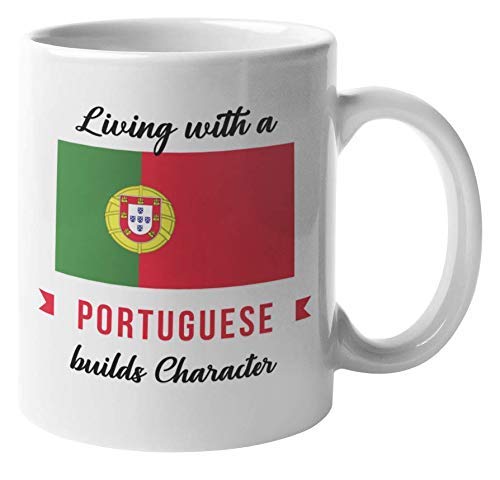 N\A Vivir con un portugués construye carácter. Taza de Regalo de café y té Proud Culture para Hombre y Mujer Nacidos en Portugal, Casados ​​con un Hombre o Mujer Portuguesa, Novia y Novio