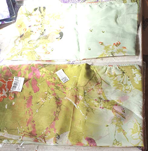 CC Bufanda de gasa con estampado floral sobre fondo verde. CC Bufanda de gasa con estampado floral sobre fondo verde.