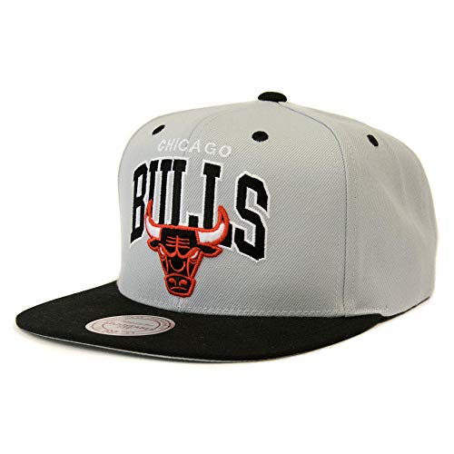 Mitchell & Ness Team Arch NBA - Gorra snapback, diseño de Chicago Bulls, color gris y negro Mitchell & Ness Team Arch NBA - Gorra snapback, diseño de Chicago Bulls, color gris y negro