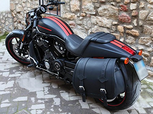 Bolsa en cuero de espesor 4mm envejecido y lubrificado, de gran capacidad. La bolsa es específica para todos los tipos de motocicletas Harley Davidson V-Rod VRSCDX. Además esta bolsa se puede instalar también en modelos HARLEY DAVIDSON SOFTAIL, KAWASAKI, 