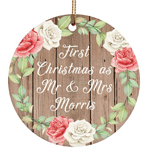 Designsify First Christmas As Mr & Mrs Morris - Circle Wood Ornament B Árbol de Navidad Adorno de Madera - Regalo para Cumpleaños, Aniversario, Día de Navidad o Día de Acción de Gracias