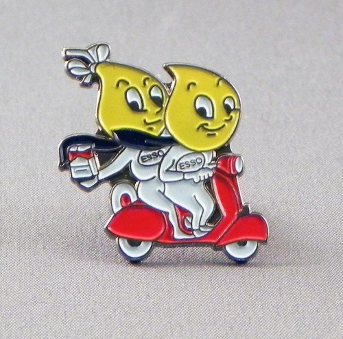 Mainly Metal Pin metálico con Esmalte, Estilo Vintage, diseño de la Marca Esso con Dos Gotas de Aceite Sobre una Moto